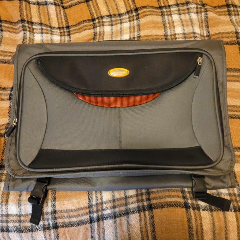 Eddie Bauer Tri-Fold Garments Bag